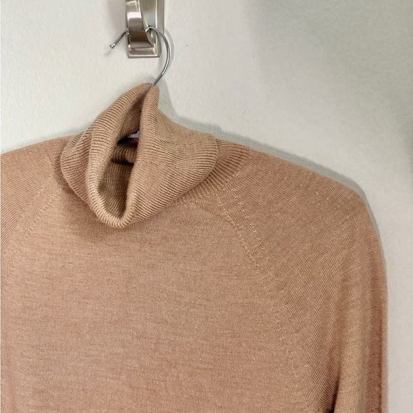 Banana Republic turtleneck sweater - Picture 3 of 3